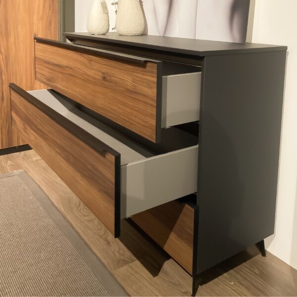 Open lades van de Nolte commode met linnenlook binnenzijde en 3 ruime opbergvakken