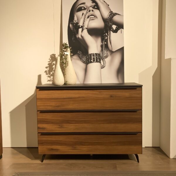 Vooraanzicht van de Nolte Alegro2 Style L1 commode met houtdecor en zwarte accenten