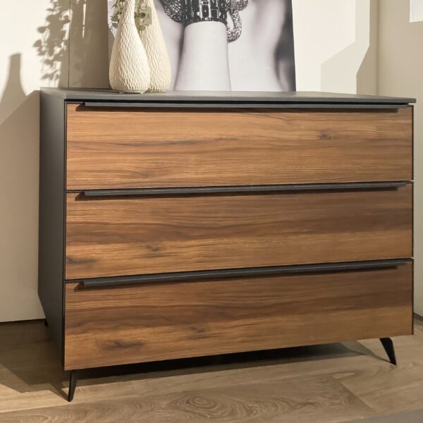 Zijaanzicht van de Alegro2 commode met schuine zwarte poten en basaltkleurige korpus