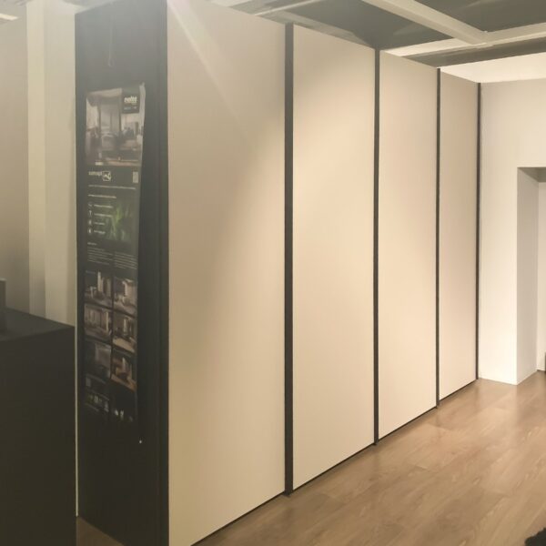 Zijaanzicht van de Nolte CM300-P1 zweefdeurkast met basalt korpus en perla fronten