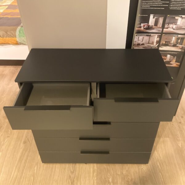 Bovenaanzicht van de Nolte CM700 commode met geopende bovenste laden – Verberckmoes outlet