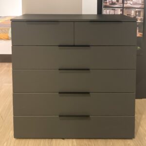 Vooraanzicht van de Nolte CM700 commode met 6 laden in basaltkleur – Verberckmoes outlet