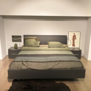 Nolte Concept Me 500 bedframe 180x200cm in basalt met gestoffeerd hoofdbord – vooraanzicht