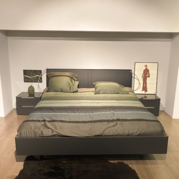 Nolte Concept Me 500 bedframe 180x200cm in basalt met gestoffeerd hoofdbord – vooraanzicht
