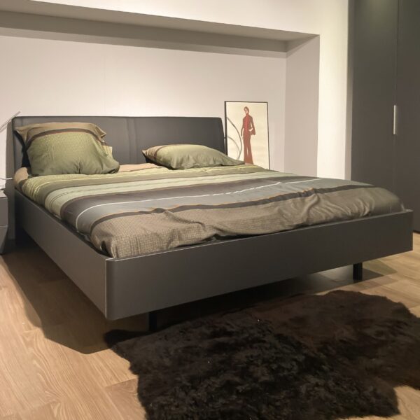 Zijaanzicht van het Nolte Concept Me 500 bedframe 180x200cm met gestoffeerd hoofdbord