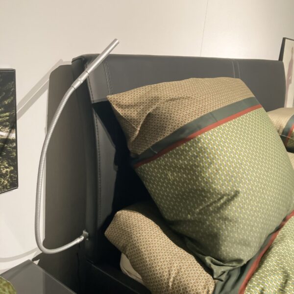 etail van LED-leeslamp links op gestoffeerd hoofdbord van Nolte Concept Me 500 bed