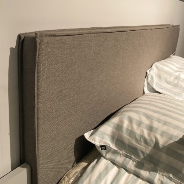 Detail van gestoffeerd hoofdbord in stof Amaro Grau – Nolte Concept Me bed