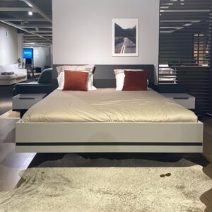Nolte Concept Me 500 bed met houten hoofdbord en aflegplankjes – vooraanzicht