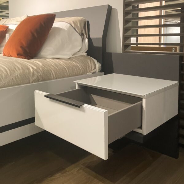 Knik in houten hoofdbord van het Nolte Concept Me 500 bed – side grey basalt finish