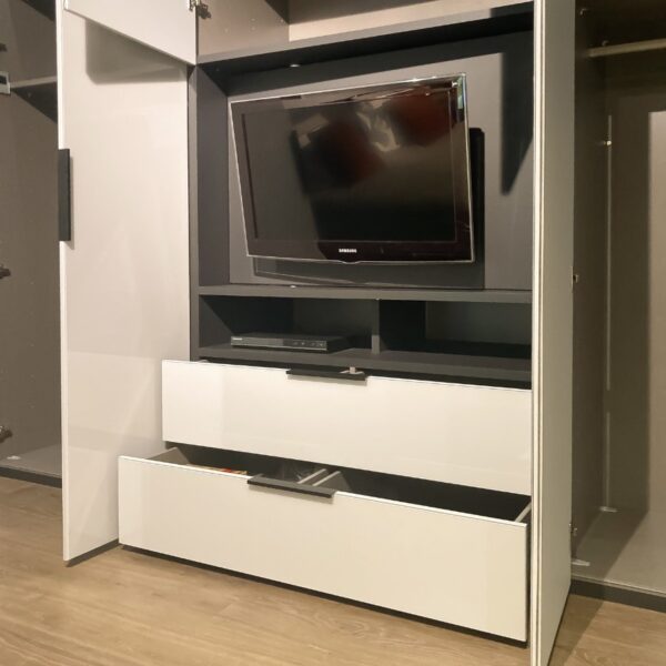 Ladecompartiment onder tv-nis van Nolte Horizont 100 kast – ruime opbergruimte zichtbaar