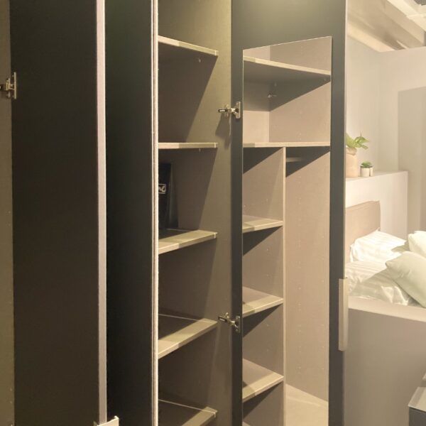 Verberckmoes Outlet – detail van de zijmodules met legplanken van Nolte Concept Me 200 kast en binnenspiegel