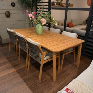 Jati Kebon Ritz outdoor eettafel 215 × 100 cm in naturel teakhout – toonzaalmodel bij Meubelen Verberckmoes Sint-Gillis-Waas