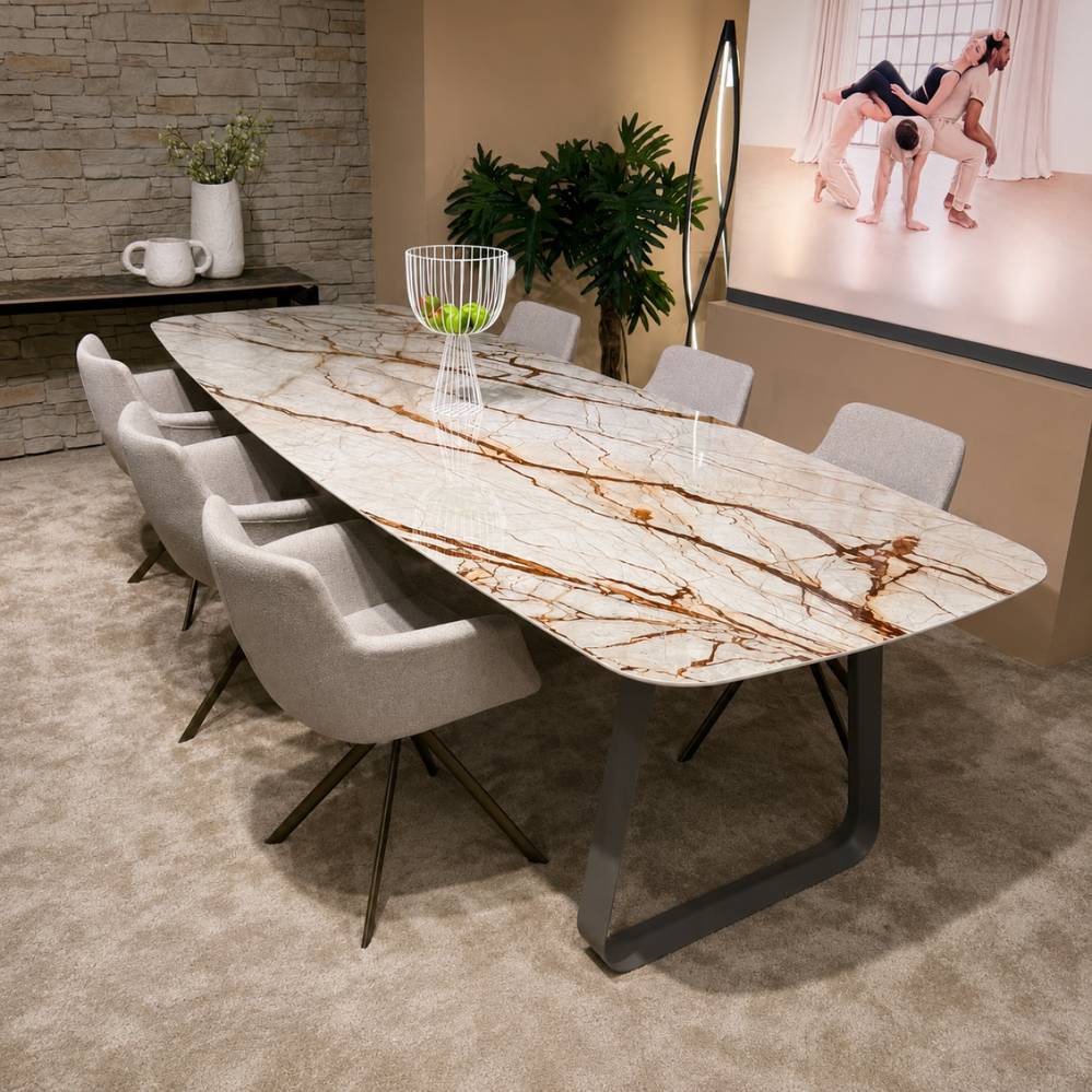 Organische Joli Curve design eettafel met Sabbia Rosso Xeramica blad in de showroom van Verberckmoes Sint-Gillis-Waas.