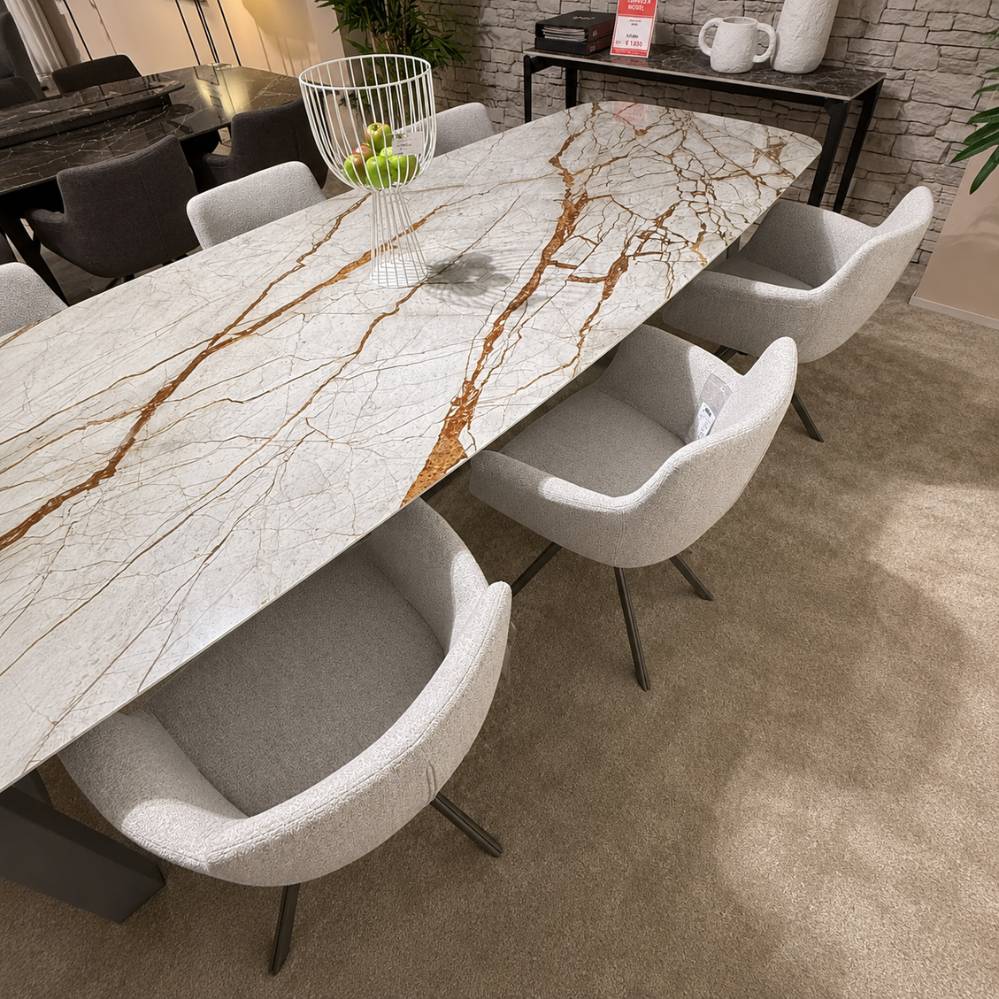 Detailfoto van het Xeramica Sabbia Rosso tafelblad van de Joli Curve eetkamertafel bij Verberckmoes Sint-Gillis-Waas.