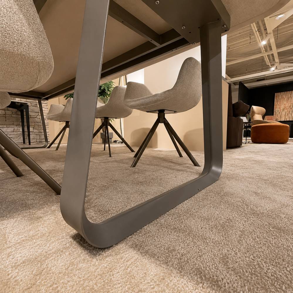 Detailfoto tafelpoot van de Joli Curve eetkamertafel met taupe gelakt aluminium onderstel als toonzaalmodel bij Verberckmoes Sint-Gillis-Waas.