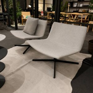 Arper Catifa 80 Lounge Chair lichtgrijs op zwarte draaivoet schuin vooraanzicht toonzaalmodel Sint-Gillis-Waas Verberckmoes