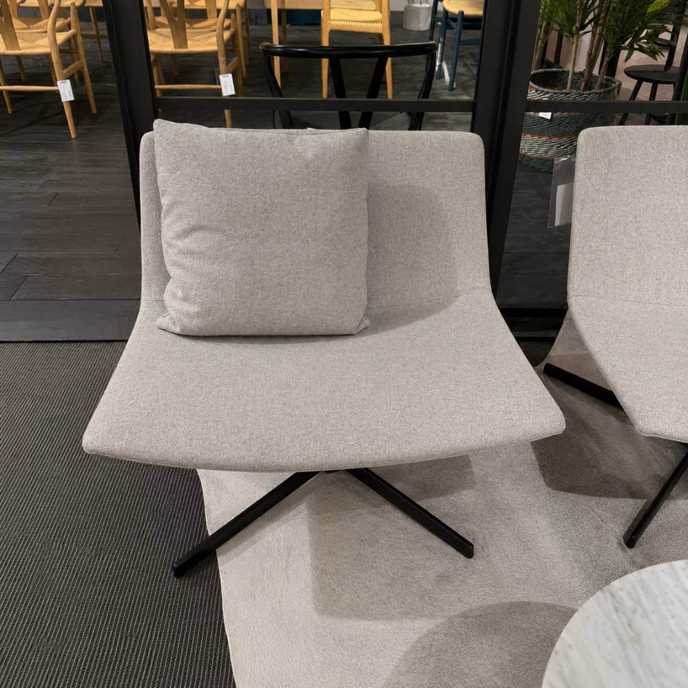 Arper Catifa 80 Lounge Chair lichtgrijs met los rugkussen vooraanzicht toonzaalmodel Sint-Gillis-Waas Verberckmoes