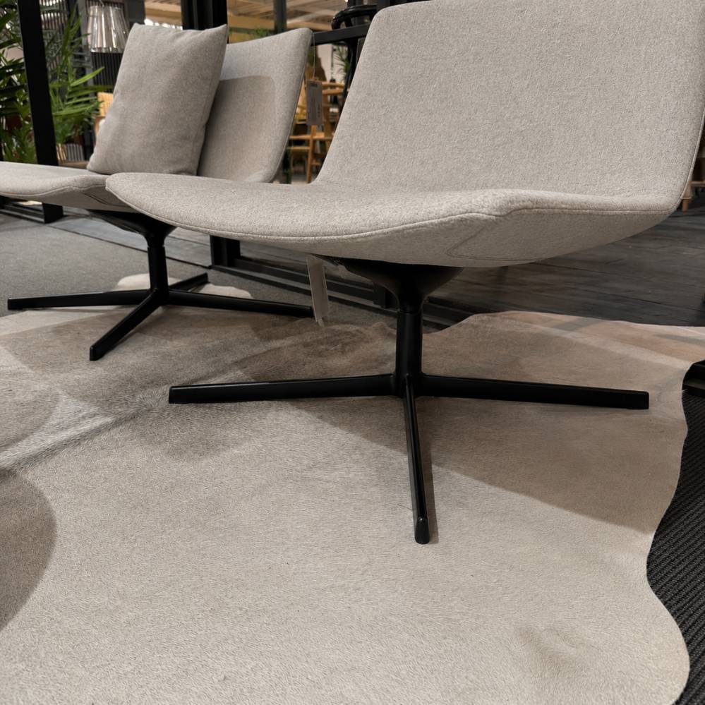 Arper Catifa 80 Lounge Chair lichtgrijs detail van de zitting en zwarte draaivoet toonzaalmodel Sint-Gillis-Waas Verberckmoes