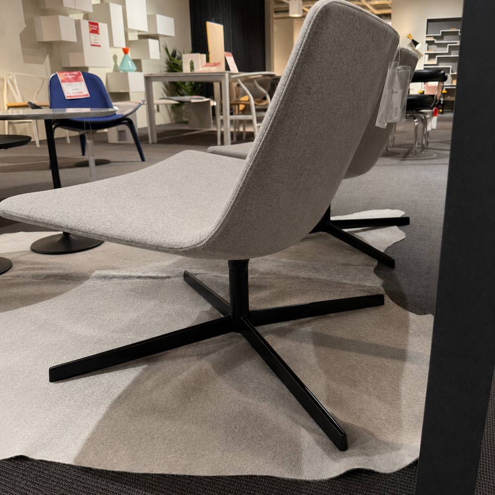 Arper Catifa 80 Lounge Chair lichtgrijs zijaanzicht op zwarte draaivoet toonzaalmodel Sint-Gillis-Waas Verberckmoes