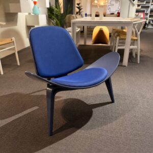 Carl Hansen & Søn CH07 Shell Chair in blauwe lak met Jim Thompson Limited Edition bekleding in zijdeblauw schuin vooraanzicht toonzaalmodel Sint-Gillis-Waas Verberckmoes