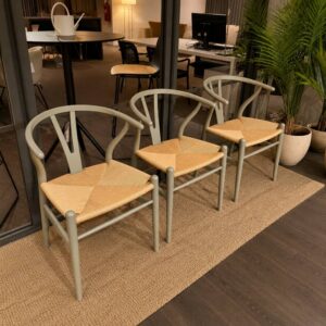 Carl Hansen & Søn Wishbone Chair by Ilse Crawford set van 6 in kleur Clay met natural paper cord zitting toonzaalmodel Sint-Gillis-Waas Verberckmoes