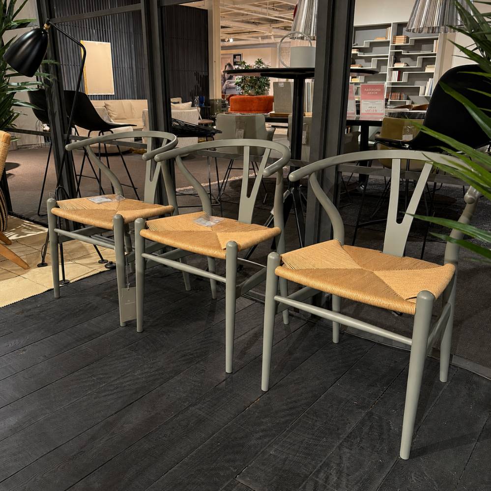 Carl Hansen & Søn Wishbone Chair by Ilse Crawford set van 6 in kleur Clay schuin vooraanzicht toonzaalmodel Sint-Gillis-Waas Verberckmoes