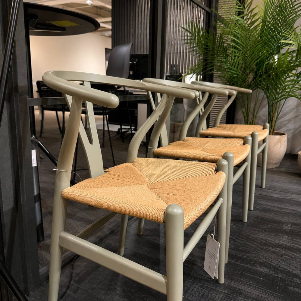 Carl Hansen & Søn Wishbone Chair by Ilse Crawford set van 6 zijaanzicht met beukenhouten frame in kleur Clay toonzaalmodel Sint-Gillis-Waas Verberckmoes