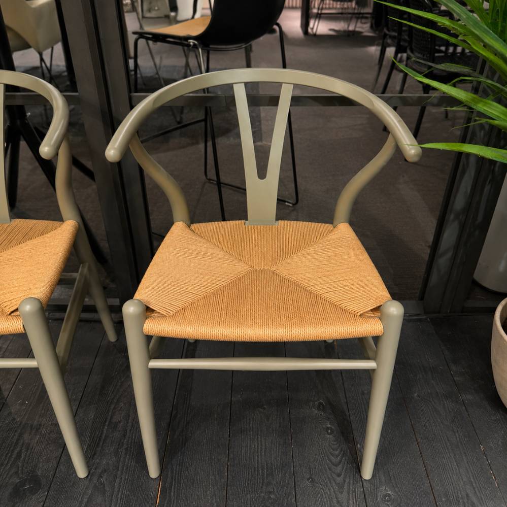 Carl Hansen & Søn Wishbone Chair by Ilse Crawford detail van voorzijde en gevlochten natural paper cord zitting toonzaalmodel Sint-Gillis-Waas Verberckmoes