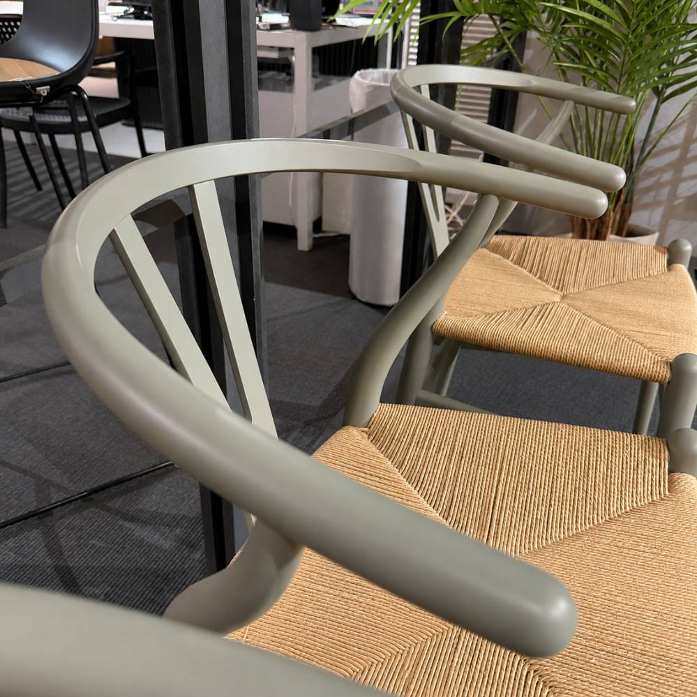 Carl Hansen & Søn Wishbone Chair by Ilse Crawford detail van rugleuning en armsteunen in kleur Clay toonzaalmodel Sint-Gillis-Waas Verberckmoes