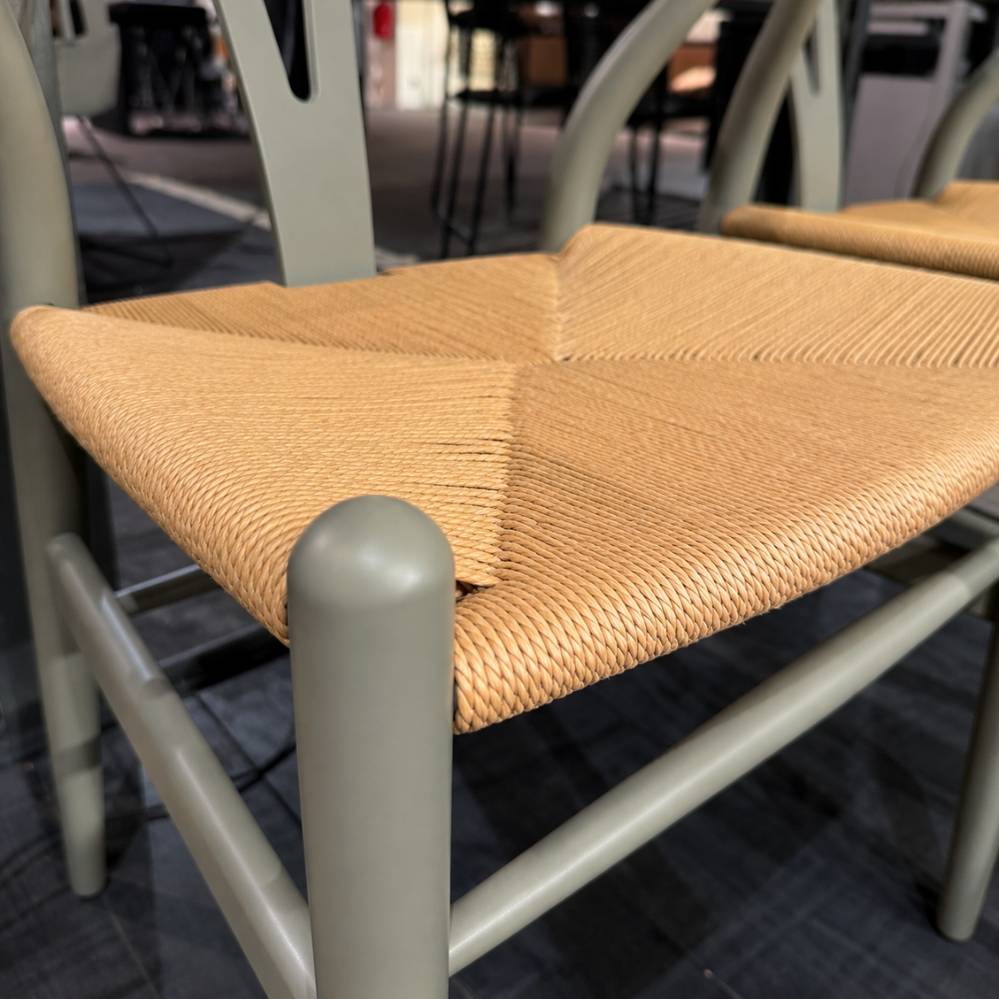 Carl Hansen & Søn Wishbone Chair by Ilse Crawford detail van natural paper cord zitting toonzaalmodel Sint-Gillis-Waas Verberckmoes
