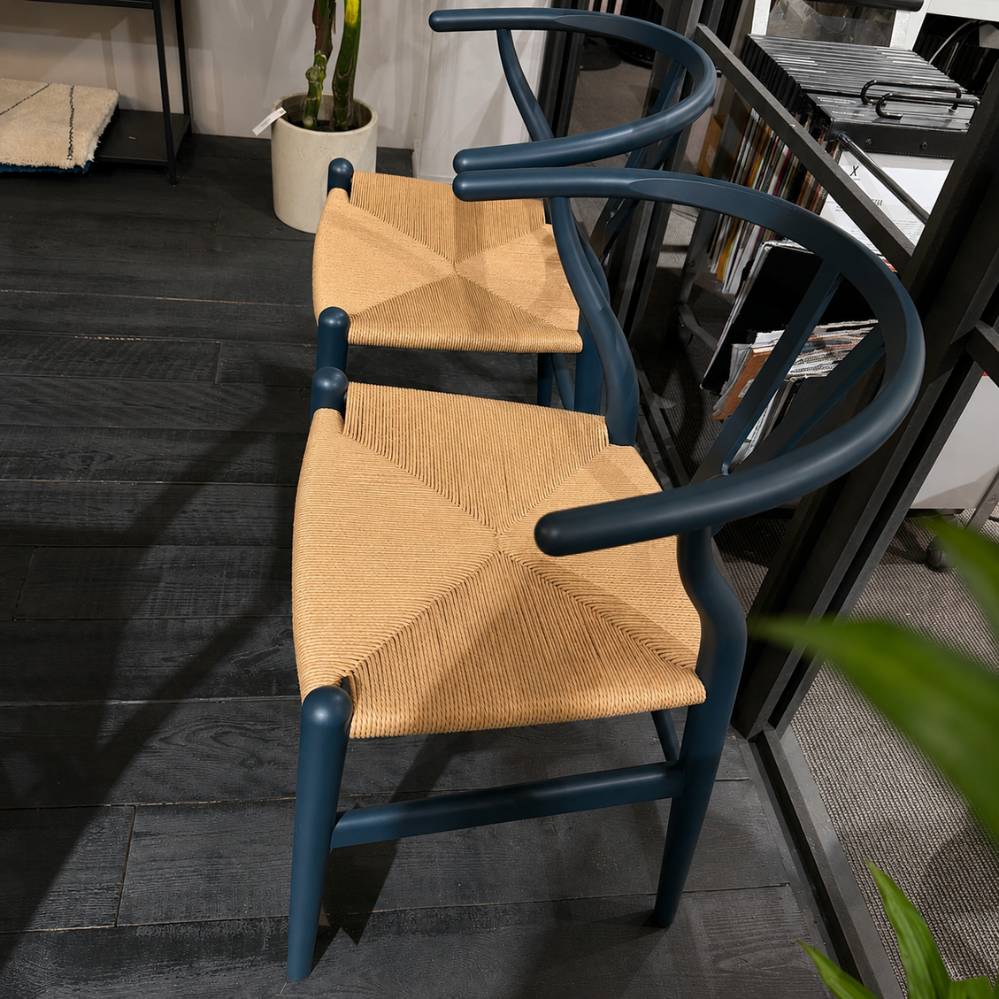 Carl Hansen & Søn Wishbone Chair by Ilse Crawford set van 6 bovenaanzicht met natural paper cord zitting in kleur North Sea toonzaalmodel Sint-Gillis-Waas Verberckmoes