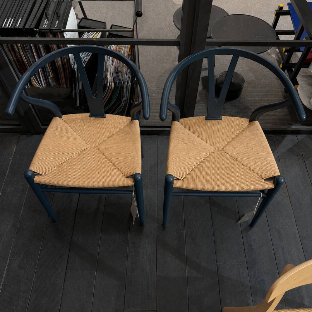 Carl Hansen & Søn Wishbone Chair by Ilse Crawford set van 6 vooraanzicht met beukenhouten frame in kleur North Sea toonzaalmodel Sint-Gillis-Waas Verberckmoes