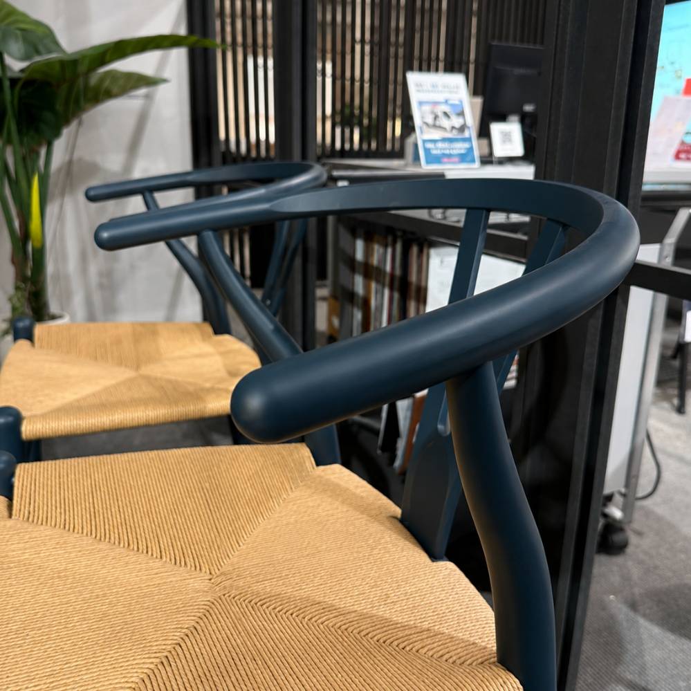 Carl Hansen & Søn Wishbone Chair by Ilse Crawford detail van rugleuning en armsteun in kleur North Sea met natural paper cord zitting toonzaalmodel Sint-Gillis-Waas Verberckmoes