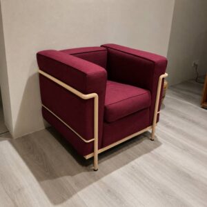 Cassina LC2 fauteuil Charlot Bordeaux met glanzend okerkleurig frame schuin vooraanzicht toonzaalmodel Sint-Gillis-Waas Verberckmoes