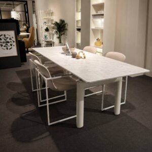 Cassina LC6 tafel-bureau van Le Corbusier met Carrara marmeren blad en ivoor gelakt onderstel – driekwart vooraanzicht – toonzaalmodel Sint-Gillis-Waas – Verberckmoes