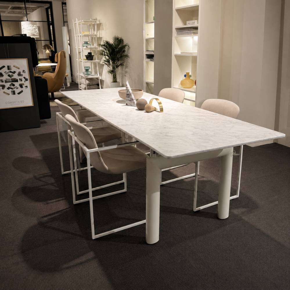 Cassina LC6 tafel-bureau van Le Corbusier met Carrara marmeren blad en ivoor gelakt onderstel – driekwart vooraanzicht – toonzaalmodel Sint-Gillis-Waas – Verberckmoes