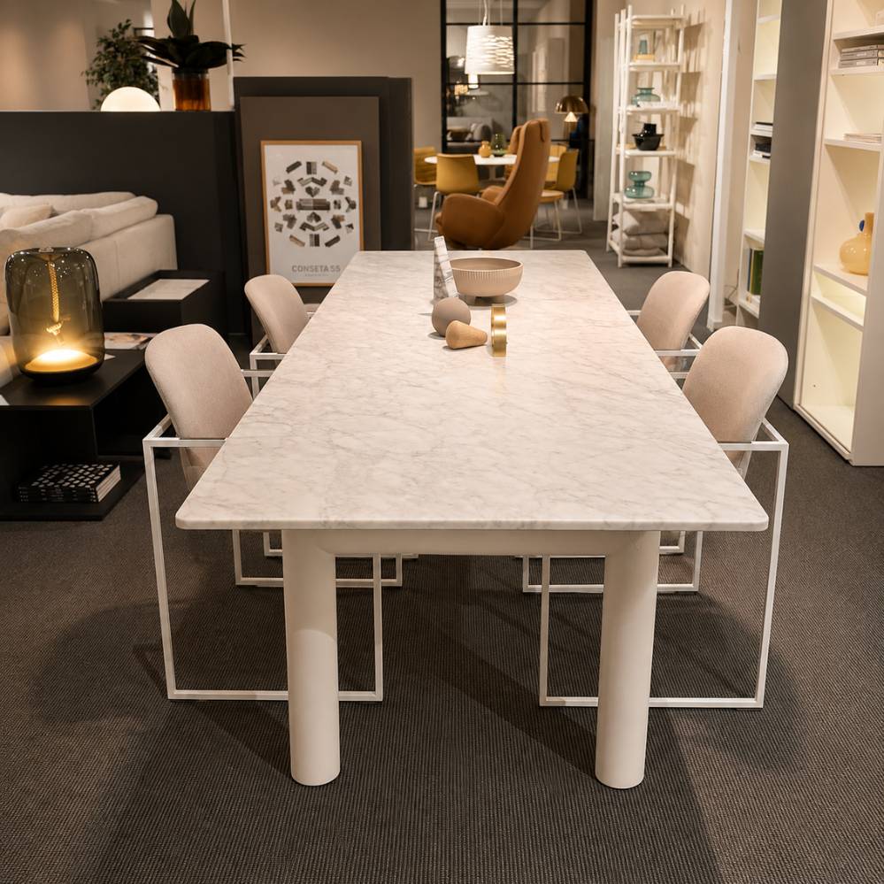 Cassina LC6 designtafel met Carrara marmer en ivoor gelakt frame – vooraanzicht van de volledige tafelopstelling – toonzaalmodel Sint-Gillis-Waas – Verberckmoes
