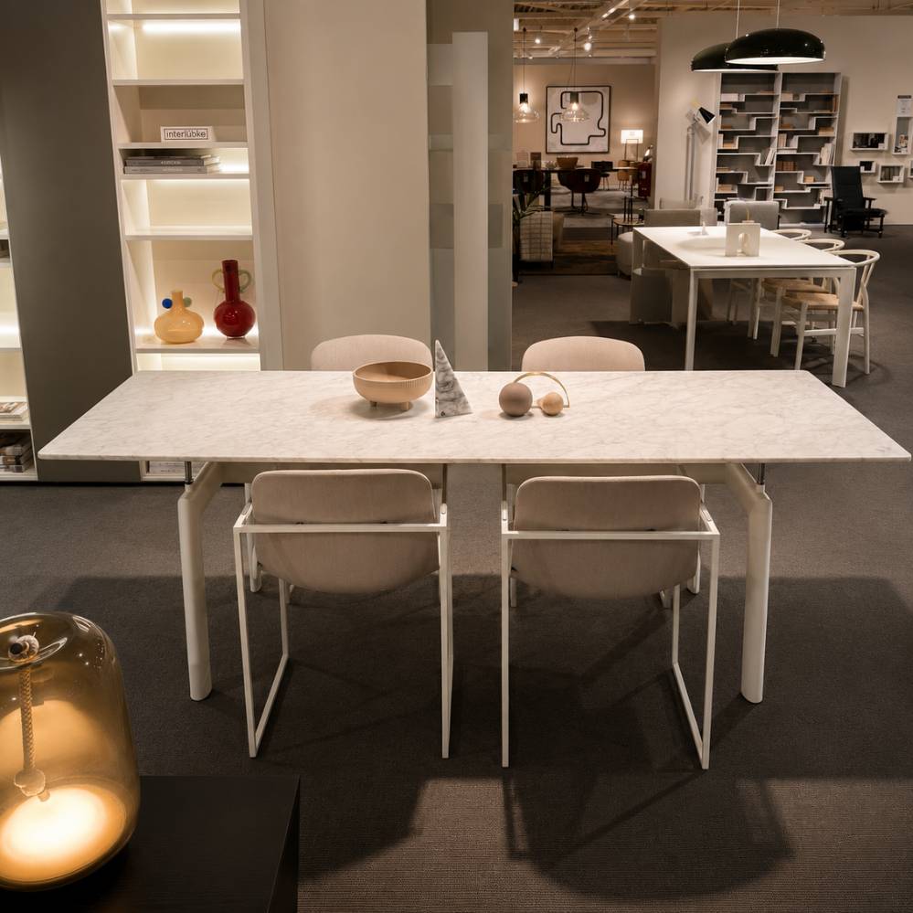 Cassina LC6 tafel ontworpen door Le Corbusier – achteraanzicht met Carrara marmeren blad en iconisch onderstel – toonzaalmodel Sint-Gillis-Waas – Verberckmoes