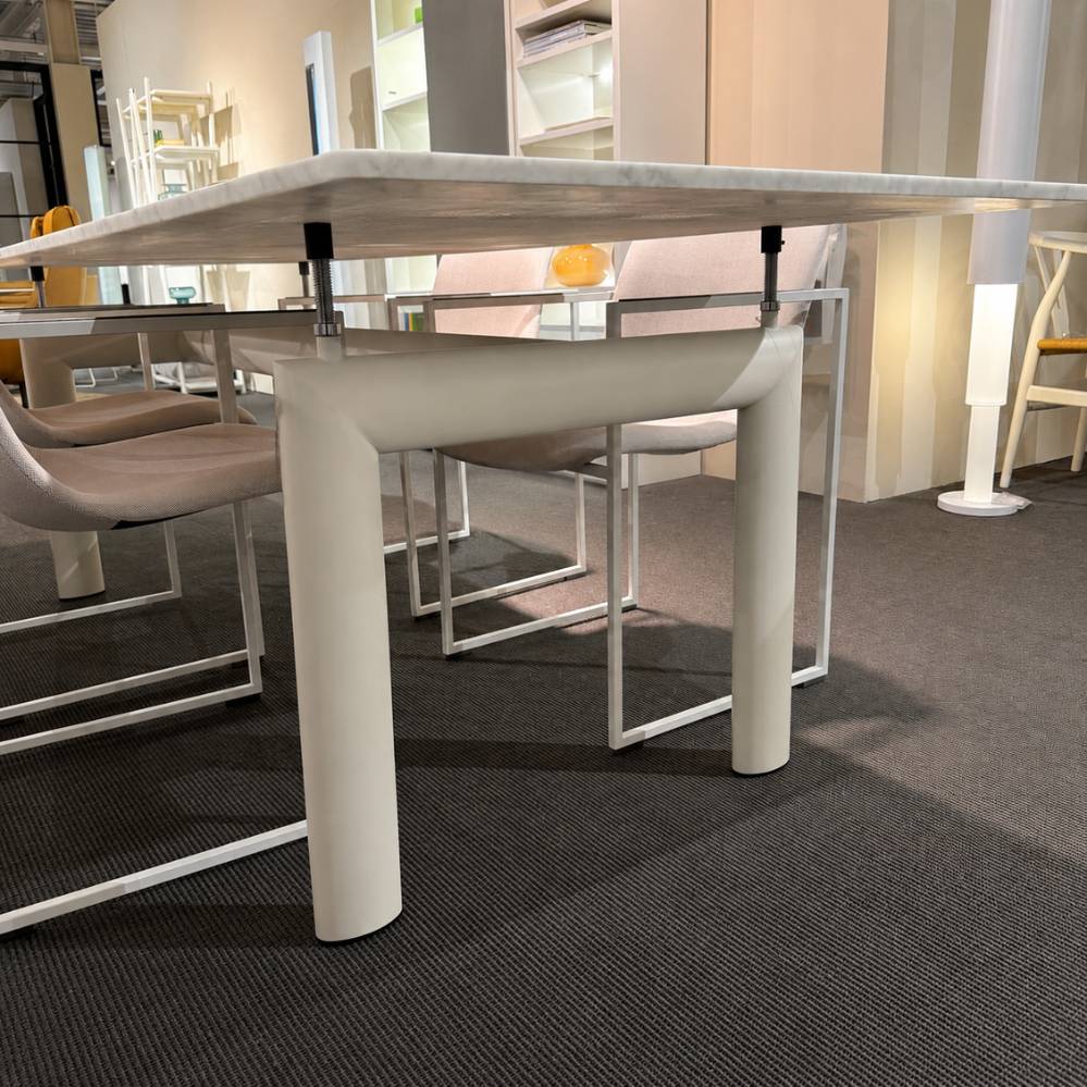 Detail van het ivoor gelakte onderstel van de Cassina LC6 tafel met originele constructie van Le Corbusier – toonzaalmodel Sint-Gillis-Waas – Verberckmoes