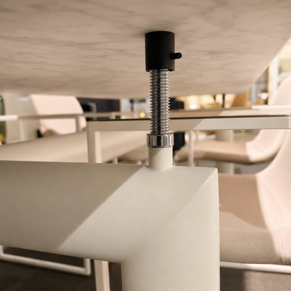 Technisch detail van het verstelbare verbindingssysteem tussen Carrara marmer en onderstel van de Cassina LC6 tafel – toonzaalmodel Sint-Gillis-Waas – Verberckmoes