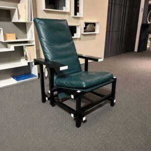 Cassina Red and Blue 635 fauteuil met zwart gelakt frame en groen lederen kussens – driekwart vooraanzicht – toonzaalmodel Sint-Gillis-Waas – Verberckmoes