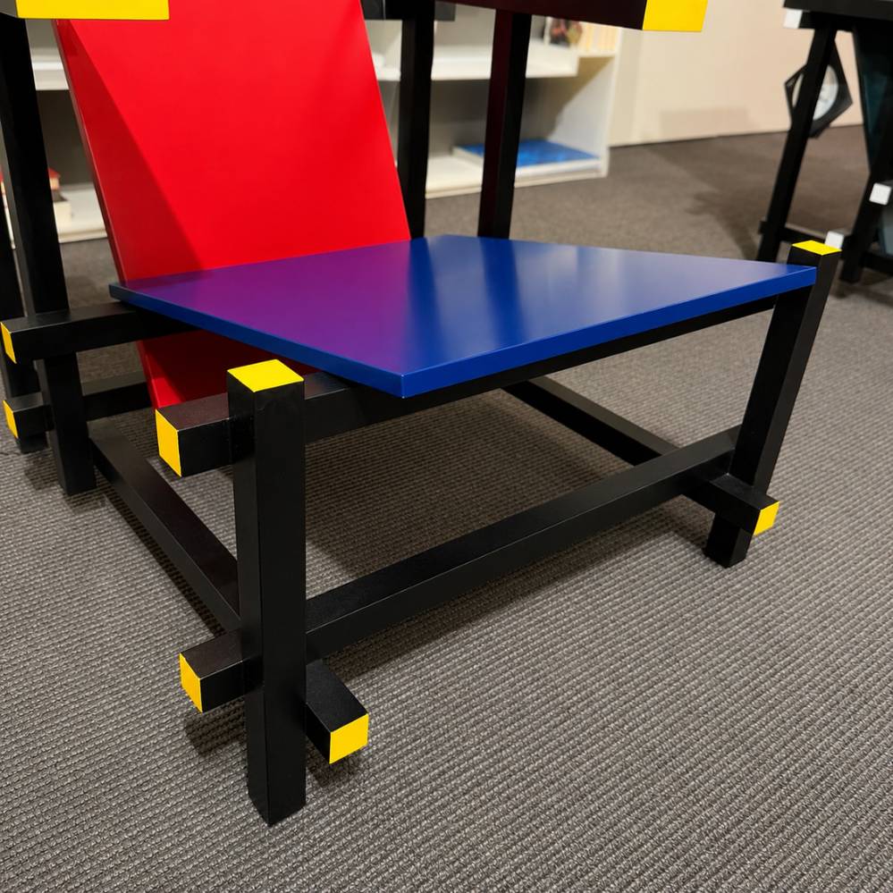 Detail van de blauwe zitting en zwart gelakte constructie van de Cassina Red and Blue 635 fauteuil – toonzaalmodel Sint-Gillis-Waas – Verberckmoes