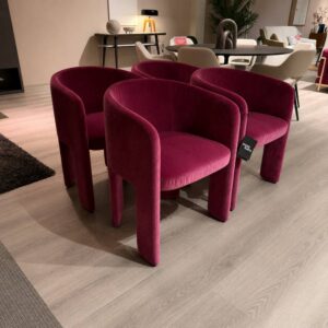 Ditre Italia Cali armstoel set van 4 in fuchsia fluweel schuin vooraanzicht toonzaalmodel Sint-Gillis-Waas Verberckmoes