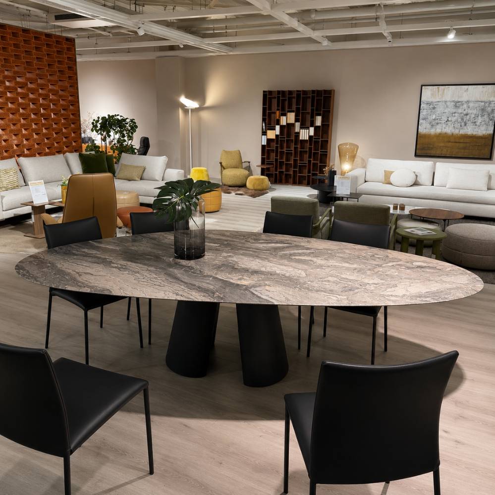 DRAENERT Kent 1550 Trilungo eettafel met organisch ovaal tafelblad in Stone Orobico Black Leathered en zwart aluminium onderstel – toonzaalmodel Sint-Gillis-Waas – Verberckmoes