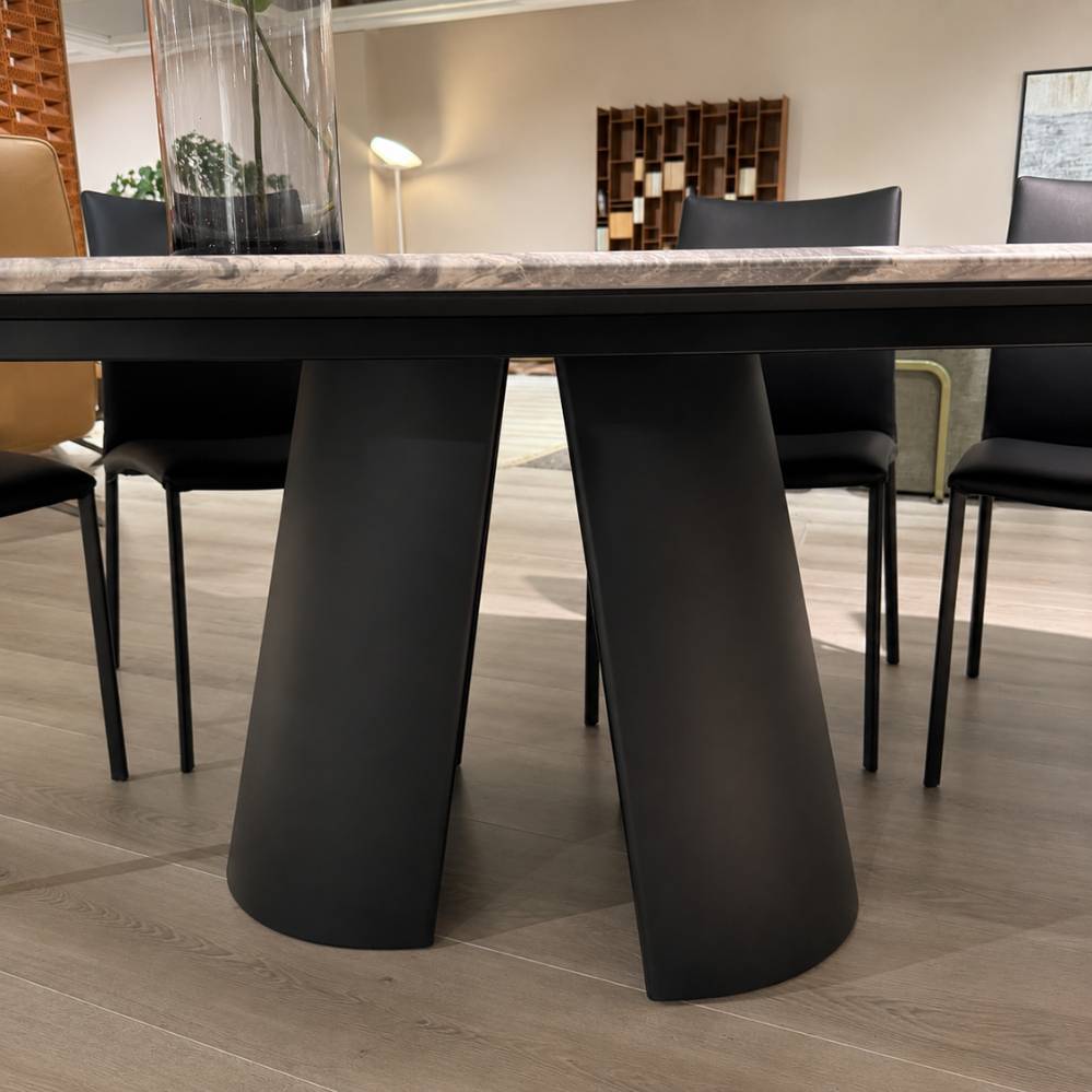 Detail van het sculpturale zwarte aluminium onderstel van de DRAENERT Kent 1550 Trilungo design tafel – toonzaalmodel Sint-Gillis-Waas – Verberckmoes