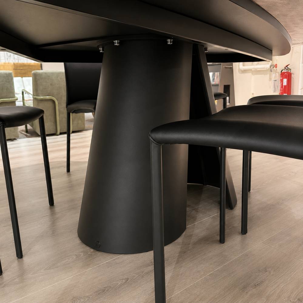 Onderzijde van het centrale aluminium onderstel van de DRAENERT Kent 1550 Trilungo eettafel met natuurstenen blad – toonzaalmodel Sint-Gillis-Waas – Verberckmoes