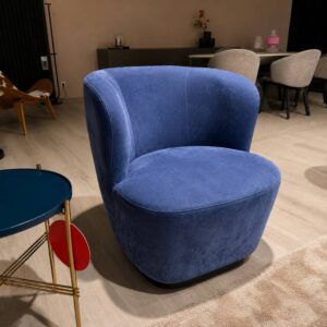 Gubi Stay fauteuil in leder Chamois 1703 True Blue schuin vooraanzicht toonzaalmodel Sint-Gillis-Waas Verberckmoes