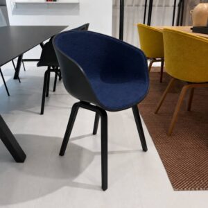 Hay About A Chair AAC22 stoel met blauwe bekleding en zwarte kuip aan Pedrali Arki tafel – toonzaalmodel Sint-Gillis-Waas – Verberckmoes