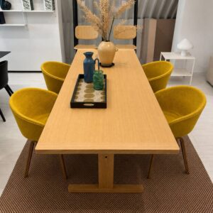 Hay About A Chair AAC23 set van 4 stoelen in Mimosa gele stof met walnoot onderstel aan Hay Passerelle tafel – toonzaalmodel Sint-Gillis-Waas – Verberckmoes