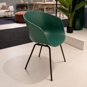Hay About A Chair AAC26 stoel in Teal Green 2.0 met zwart stalen onderstel – schuin vooraanzicht – toonzaalmodel Sint-Gillis-Waas – Verberckmoes